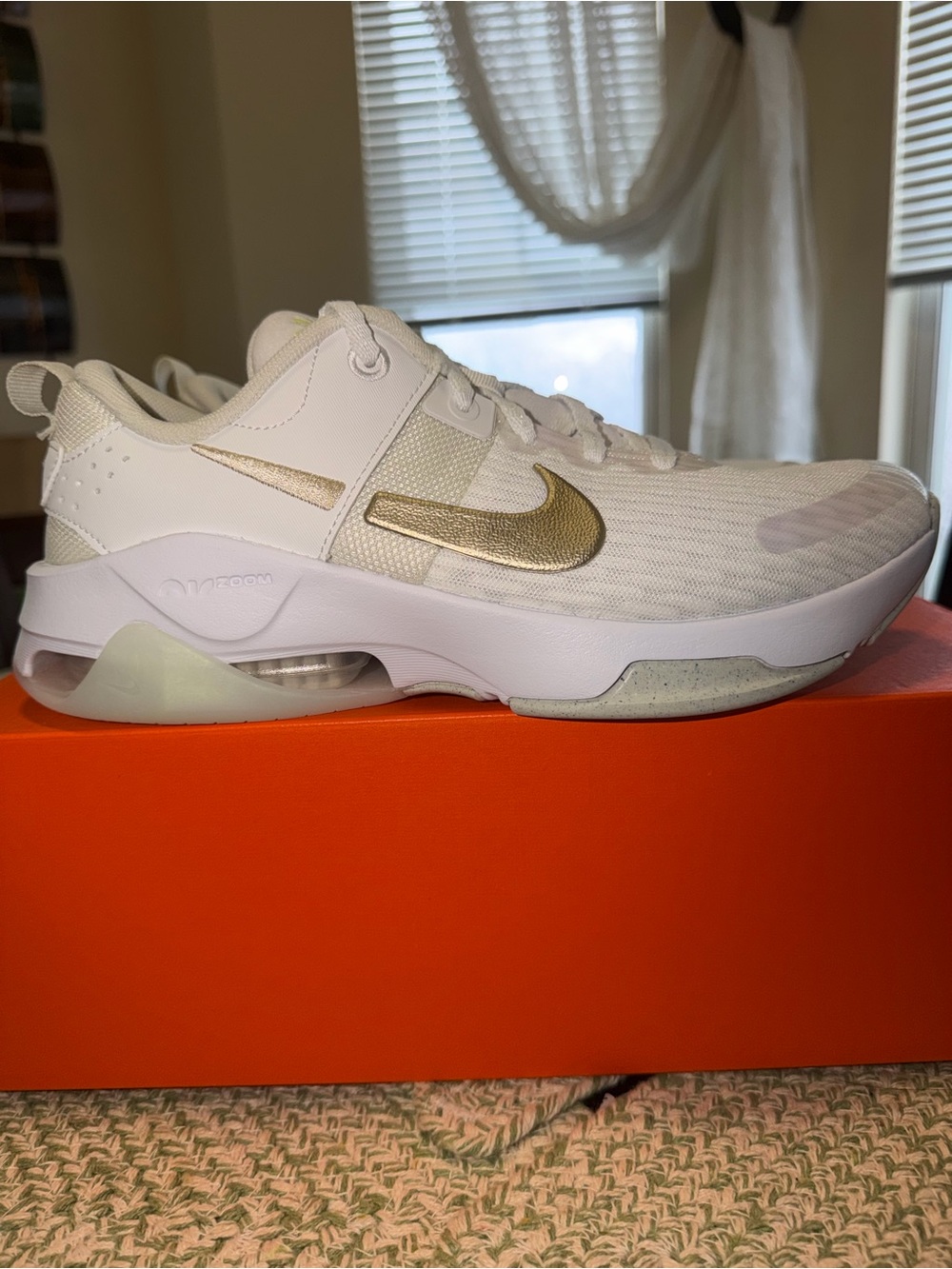 Nike women’s Zoom Bella 6 PRM White & Gold Low-Top Trainer size 10 new!! - Picture 9 of 11